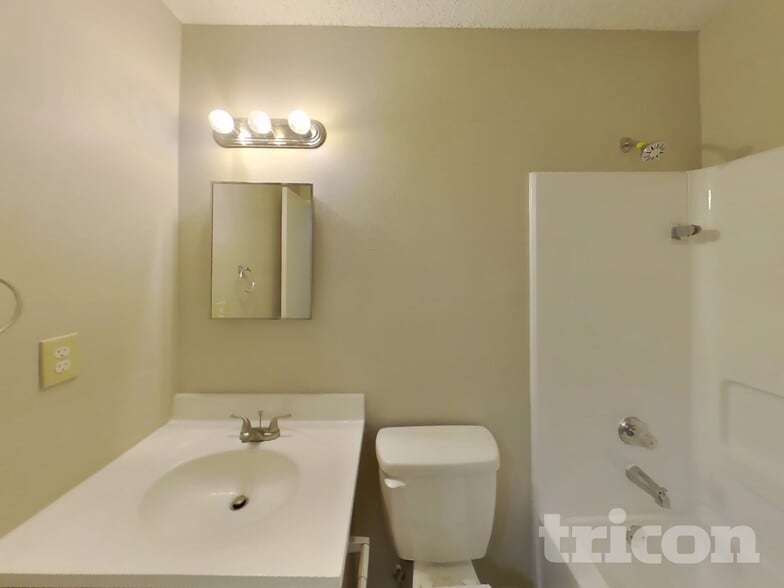 Building Photo - 8238 Bent Meadow Dr