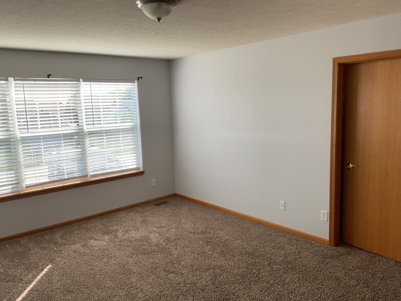 Building Photo - 948 Bradley Ln