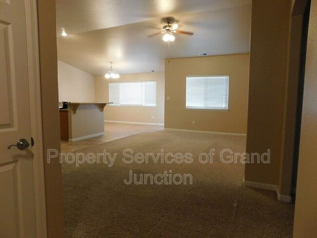 Building Photo - 3006 1/2 Oakwood Drive