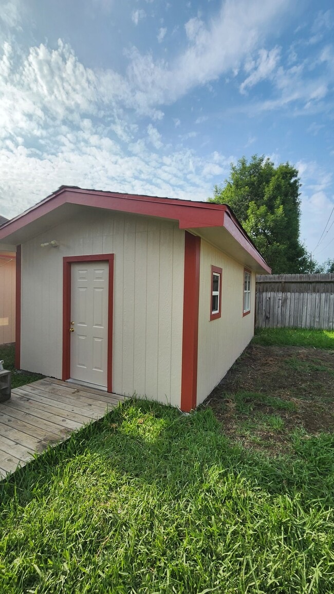Building Photo - 10735 Parkland Woods Dr