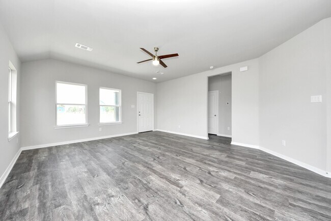 Building Photo - 688 Swallow Dr
