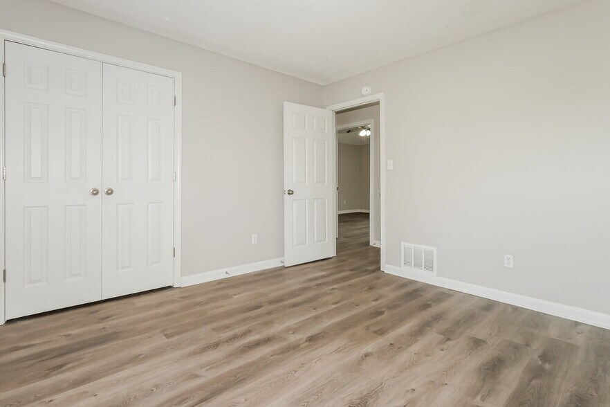 Building Photo - 10873 E Ridge Dr