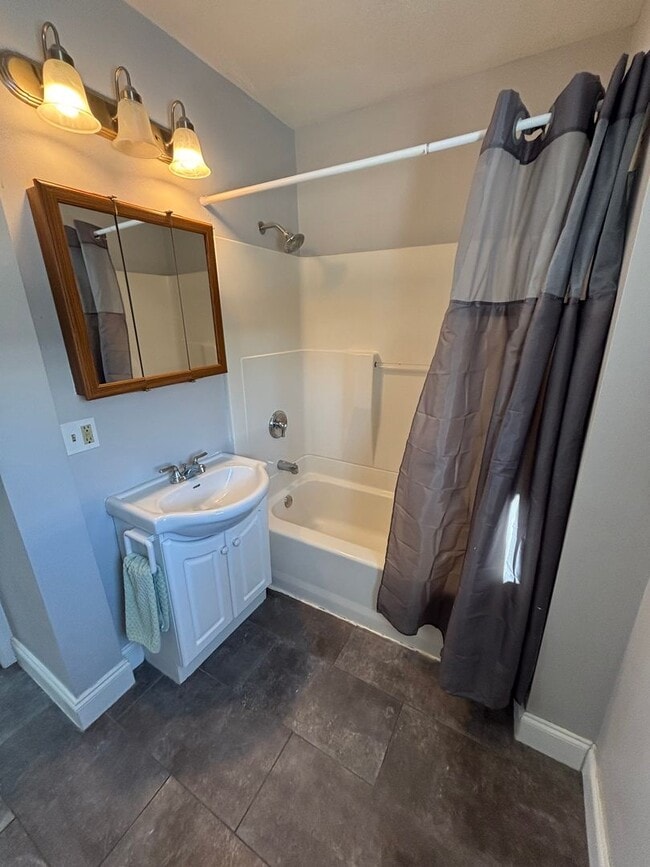 Building Photo - Must-See Rental! 2 bed, 1 bath La Crosse H...