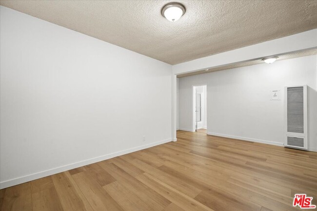 Building Photo - 934 6th St