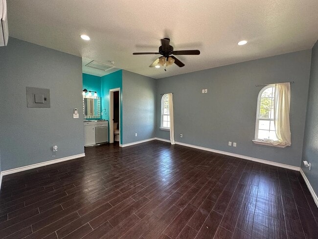 Building Photo - 1216 E Parker Ave