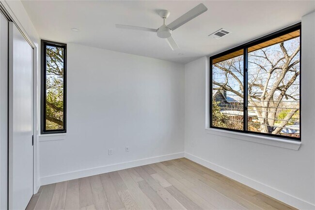Building Photo - 1804 Sylvan Dr