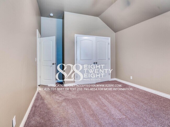 Building Photo - NEW TO THE MARKET!  Spacious 4 Bed/2 Bath Near very Close to Campus!!