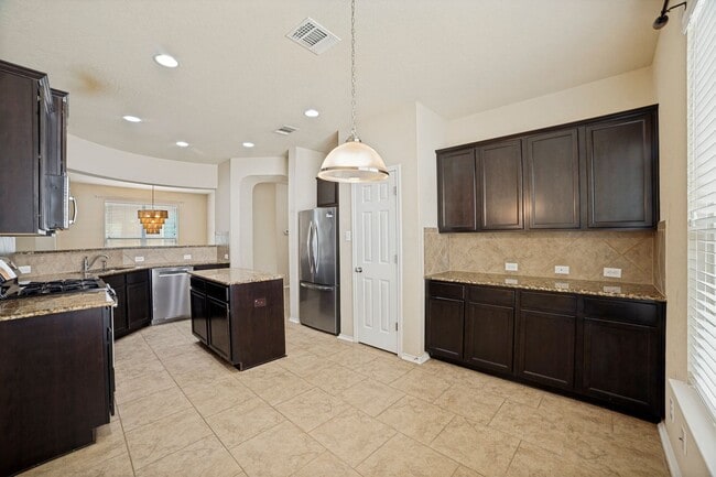 Building Photo - Beautiful 3 Bedroom in Republic Oaks Community