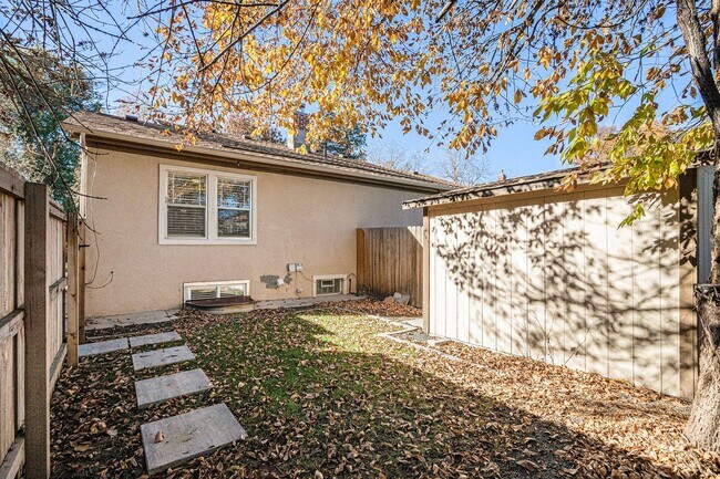 Building Photo - Start a Lease by 12/1 and Receive a $500 R...