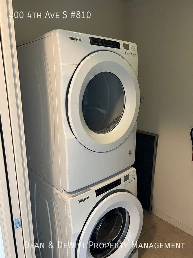 Building Photo - 400 4th Ave S