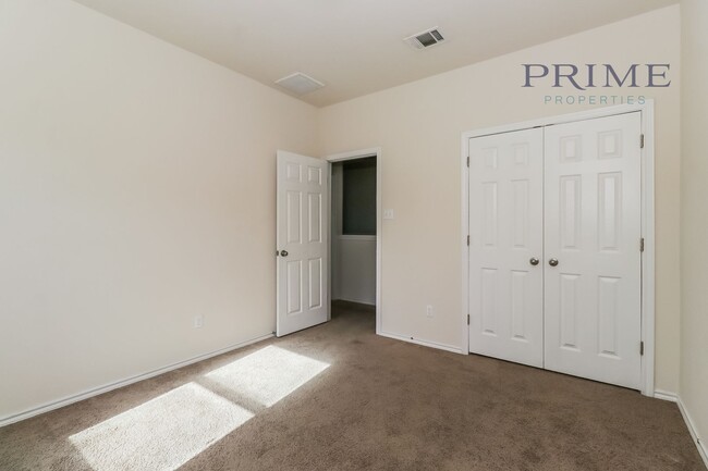 Building Photo - Beautiful two story Townhouse