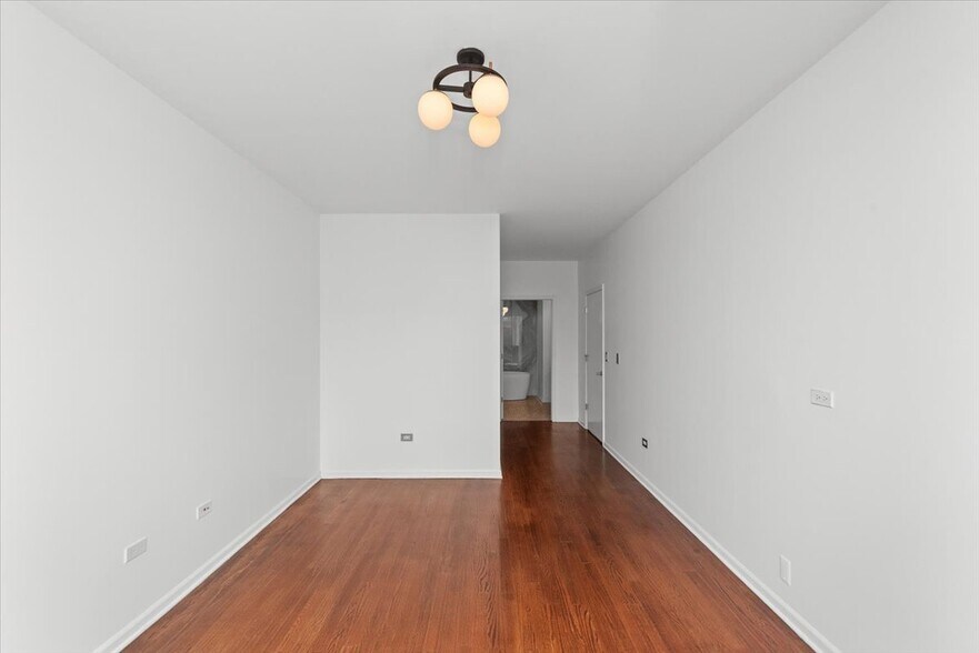 Building Photo - 744 W Fullerton Pkwy