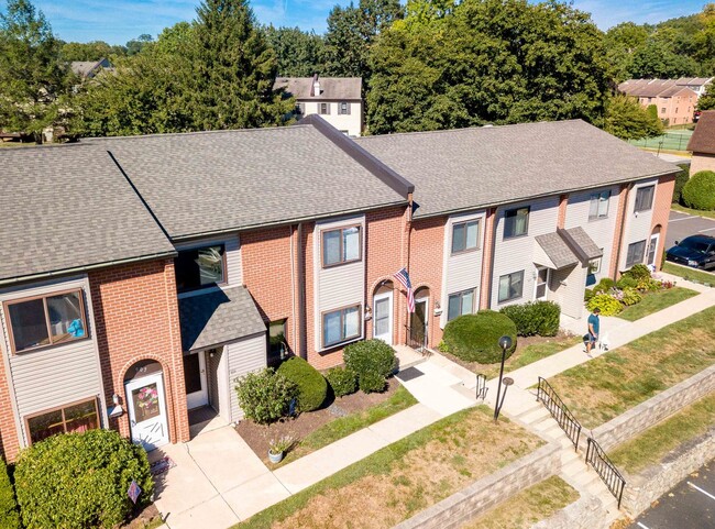 Building Photo - Updated 2 Bedroom 1.5 Bath in Goshen Valley!