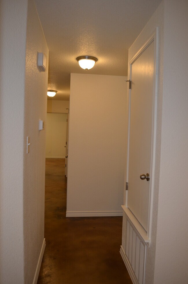 Building Photo - 914 Maplewood Dr