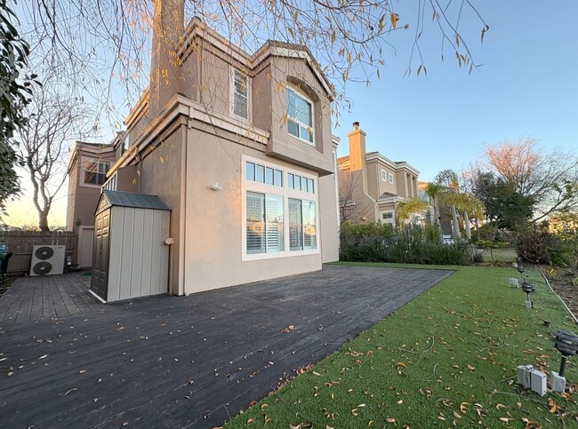 Building Photo - Charming Waterfront Single Family Home in Redwood Shores Available Now!