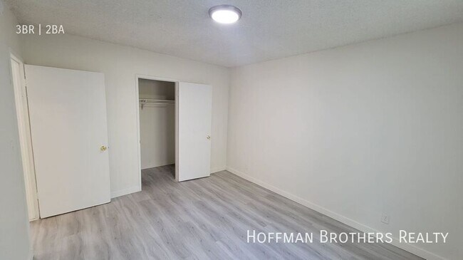 Building Photo - 13113 Oxnard St