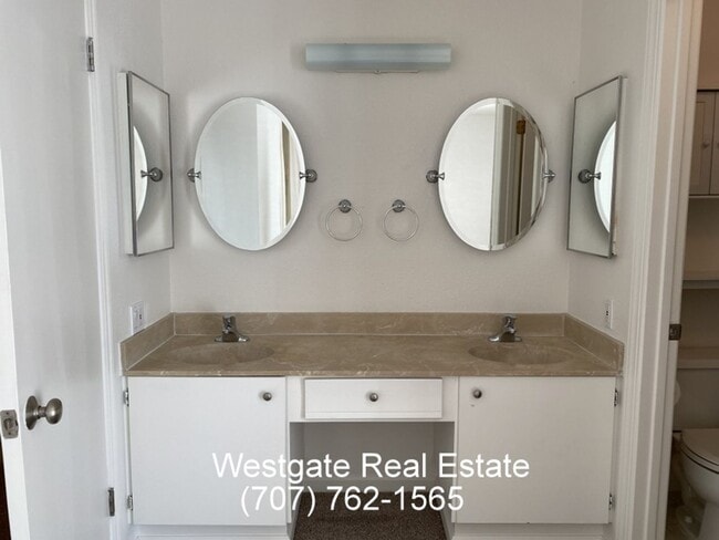 Building Photo - 8419 Lakewood Ave