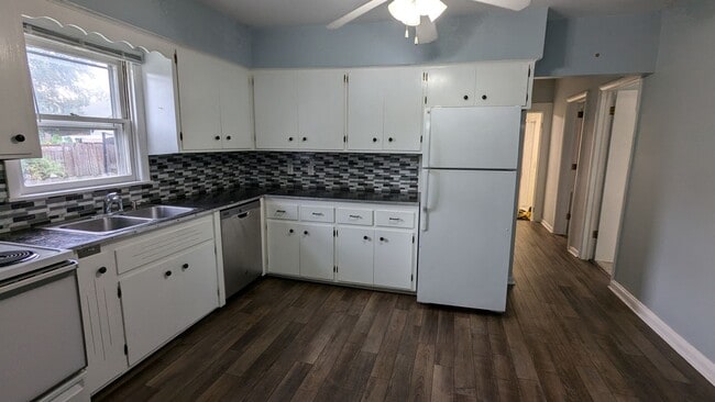 Building Photo - 2-bedroom home close to shopping and transit