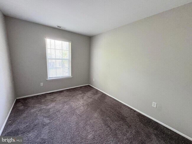 Building Photo - 560 Shetland Ct