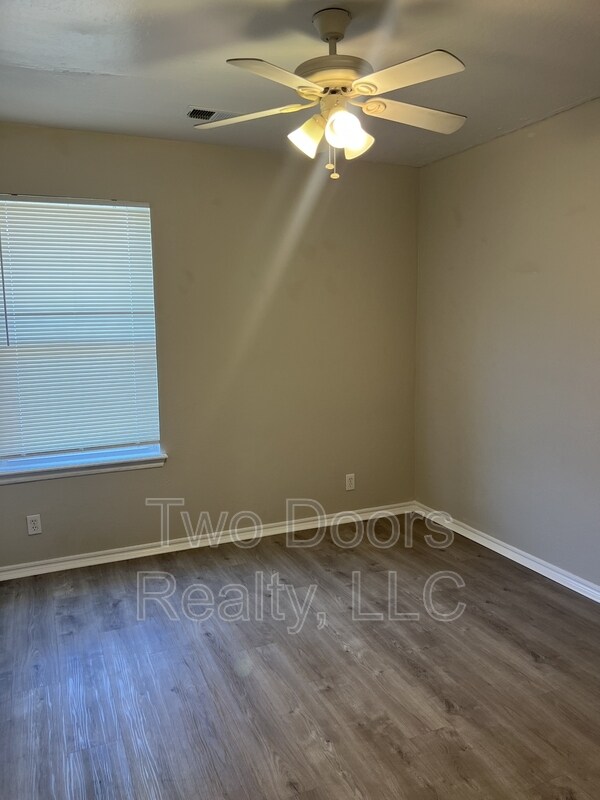 Building Photo - 1215 Eastgate Dr