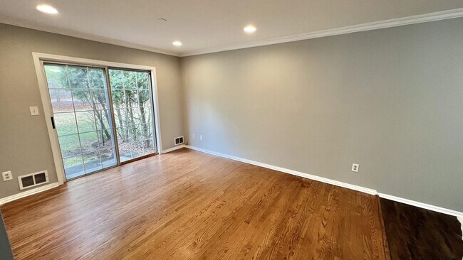 Building Photo - 833 Mariposa Ct