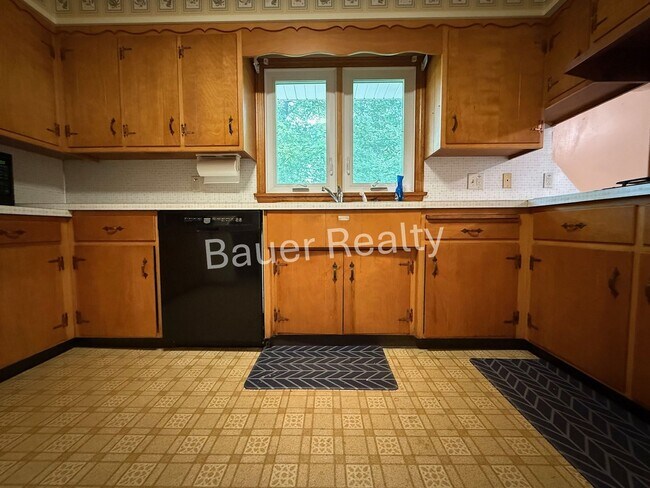 Building Photo - Four Bedroom, New London Schools