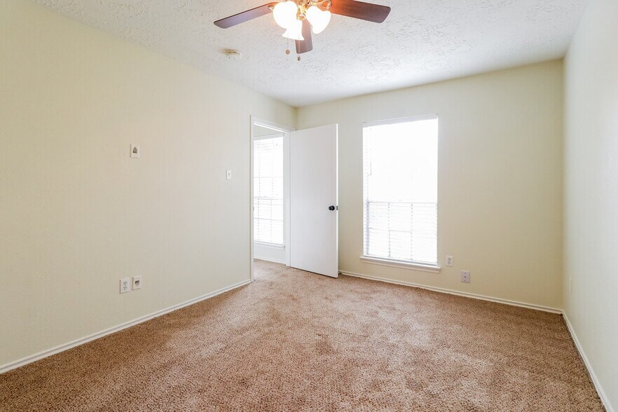 Building Photo - 20110 River Brook Dr