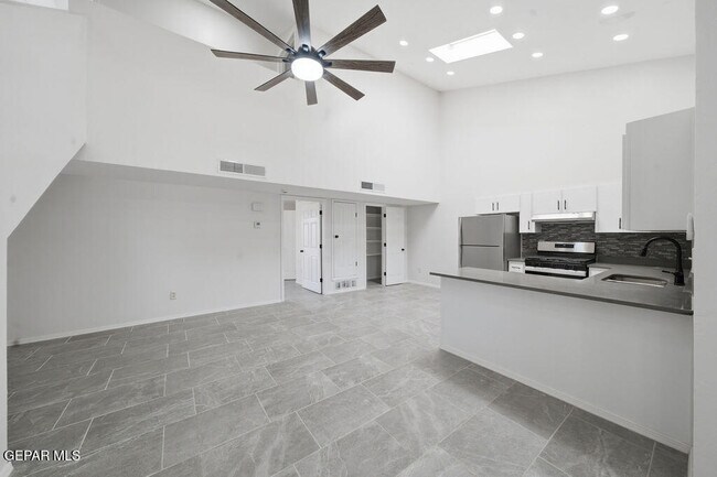 Building Photo - 821 Los Lagos Way