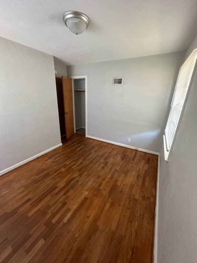 Building Photo - PRELEASING for AUGUST! Close to Campus