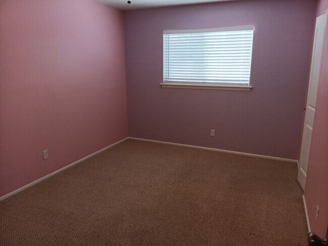 Building Photo - Stunning 4 bedroom, 2 bathroom home! Showings available NOW!