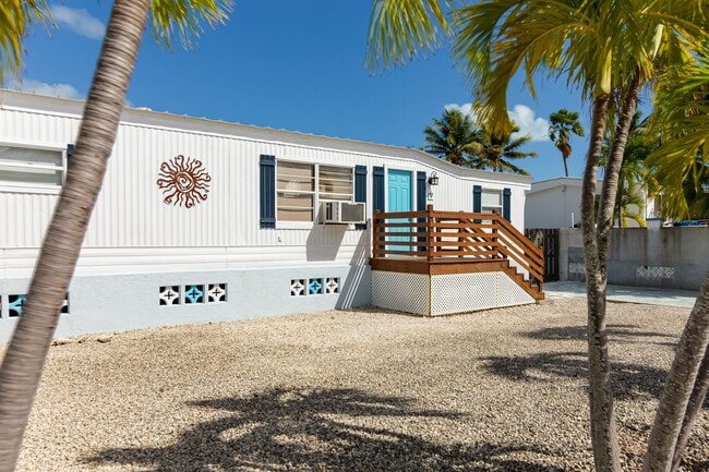 Building Photo - 3 Bedroom 2 Bathroom on the water