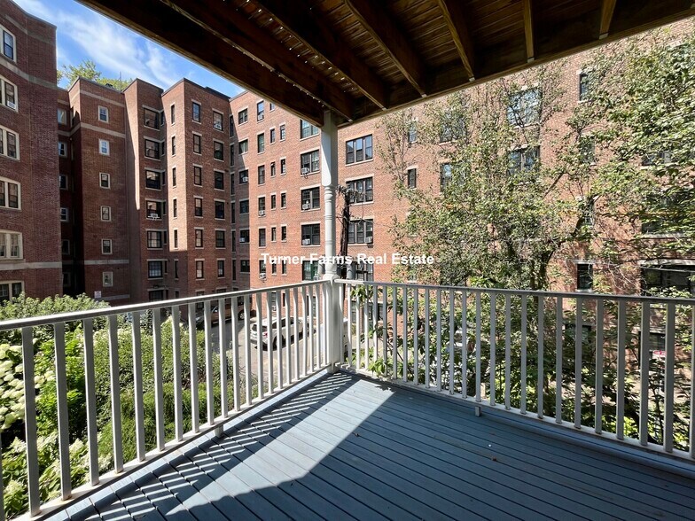 Building Photo - 8 Chapman Pl