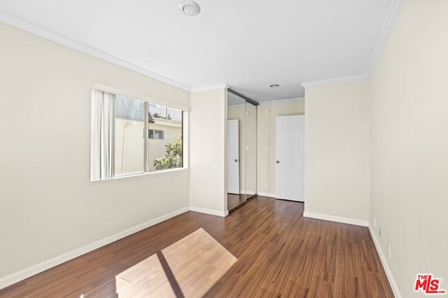 Building Photo - 1233 Barry Ave