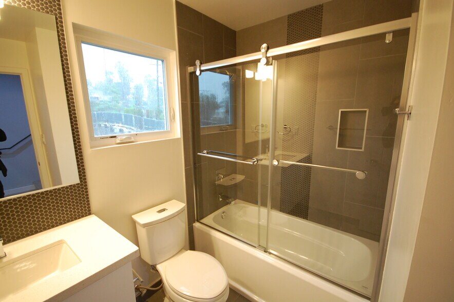 FULL BATH - 648 1/2 N Serrano Ave