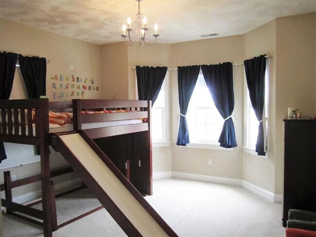 Building Photo - Spectacular 4 bedroom, 4,500 sq ft Single ...