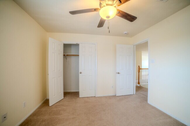 Building Photo - "Spacious 3-Bed, 3-Bath Gem on Bridgewood Drive"