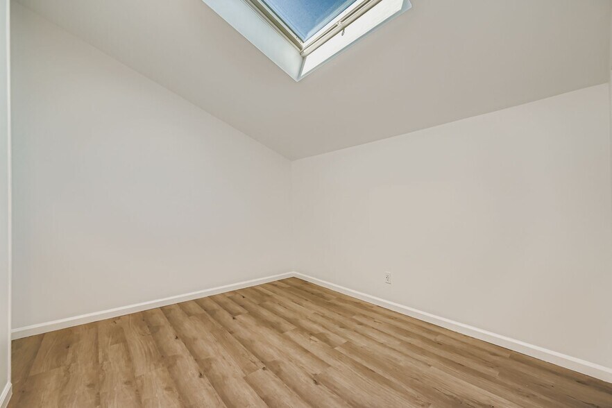 Building Photo - 5056 Buckingham Rd