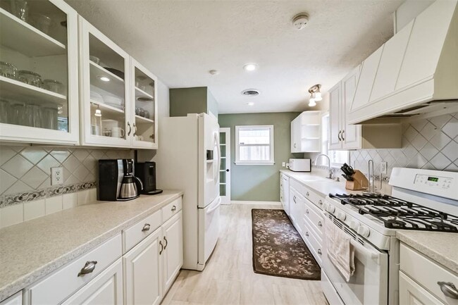 Building Photo - 9910 Pine Lake Dr