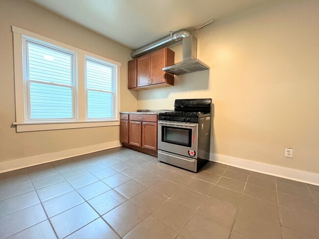 Building Photo - 501 Plymouth Ave