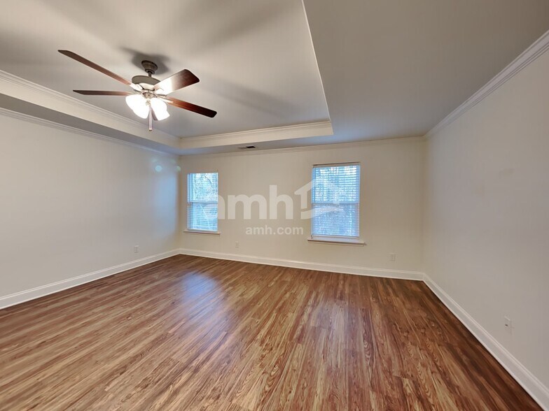 Building Photo - 574 Pointe Dr