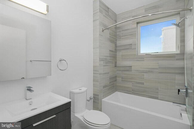 Building Photo - Pennsport Townhome with Garaged Parking