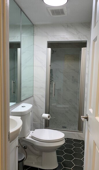 Glass shower door w/ tile shower - 1619 Mansfield St