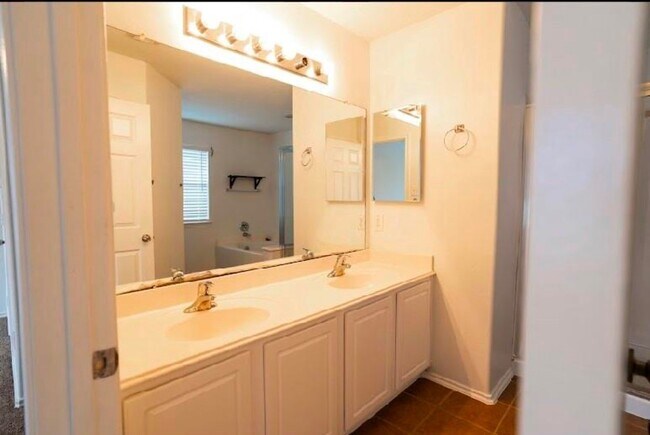 Building Photo - 14413 Rosehedge Ct