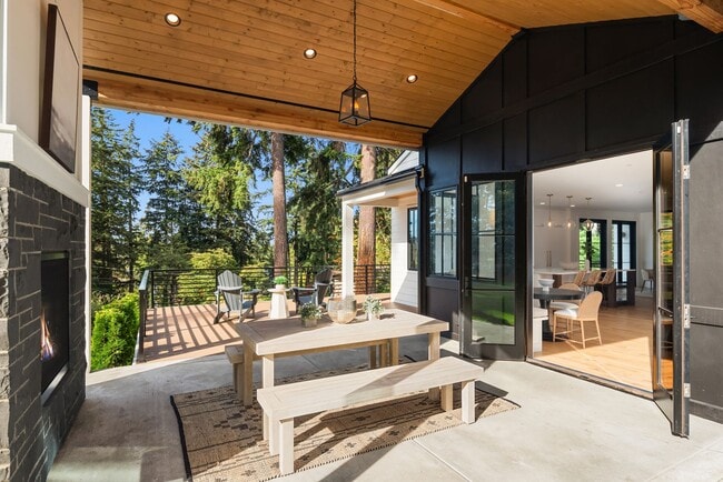 Building Photo - 7Bd/6.5Ba Bellevue Home