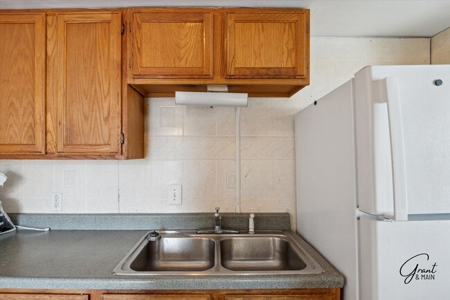 Building Photo - 3 bedroom Eastpointe $1300