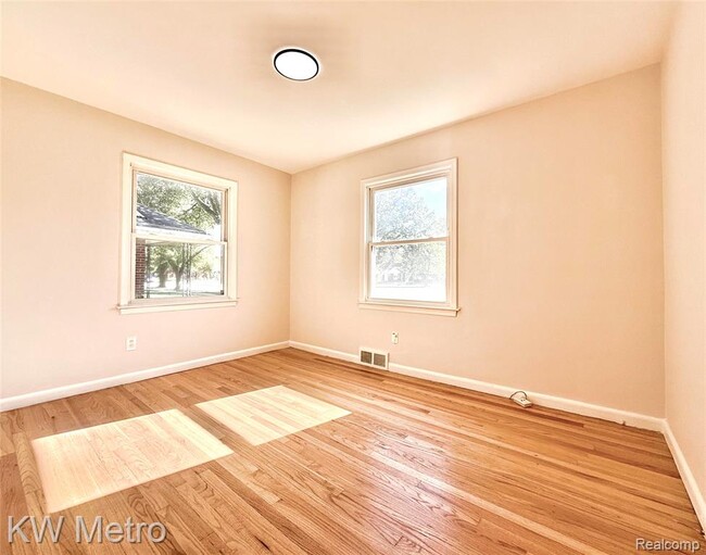 Building Photo - 2180 Vernier Rd