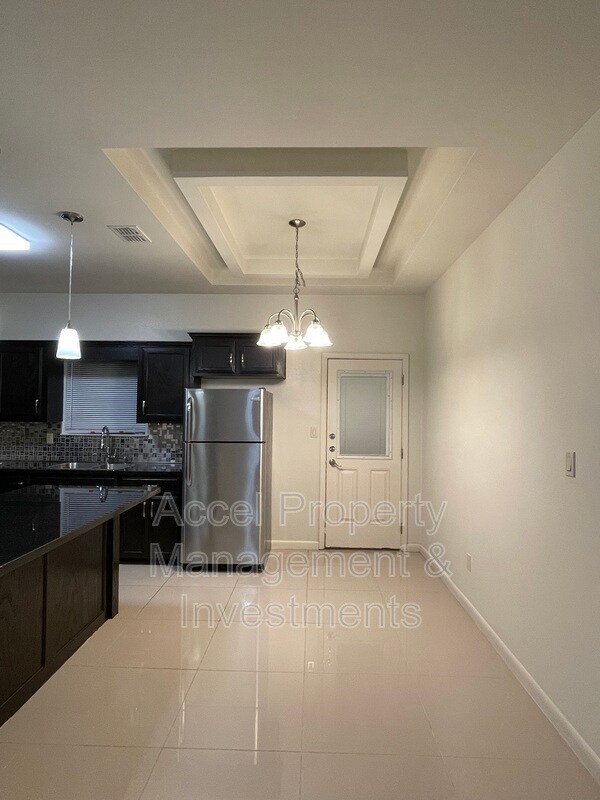 Building Photo - 1715 W Smith Dr