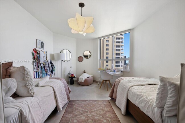 Building Photo - 808 Brickell Key Dr