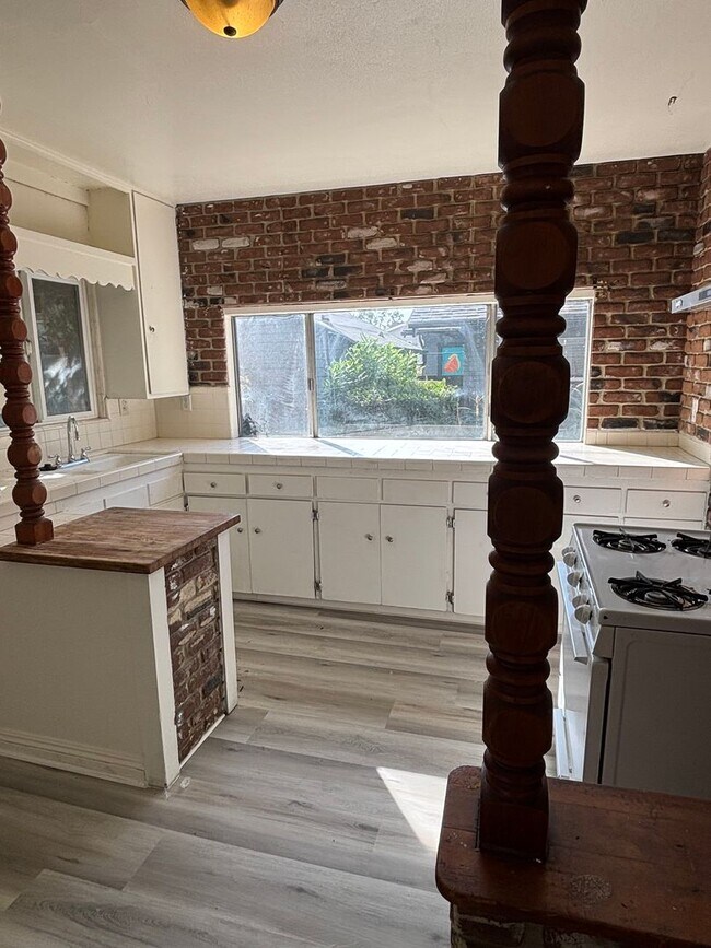 Building Photo - 1710-1712 Obispo Ave