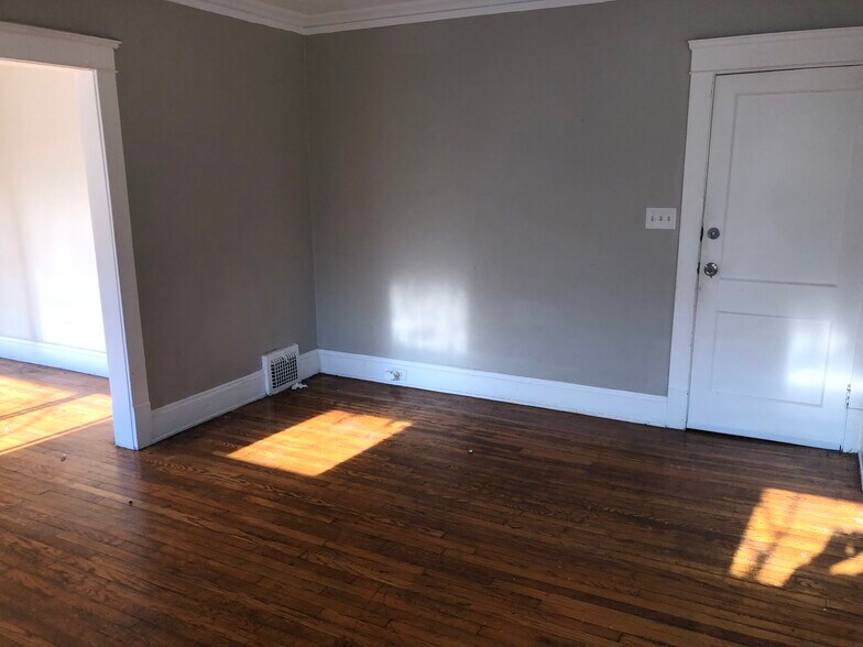 Building Photo - 1830 Mannering Rd